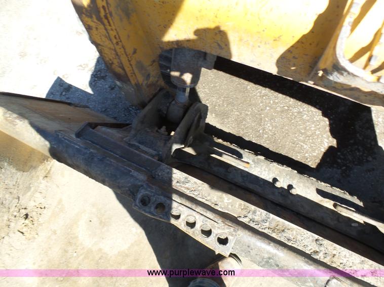 image for item L3161 2003 Caterpillar 277 skid steer