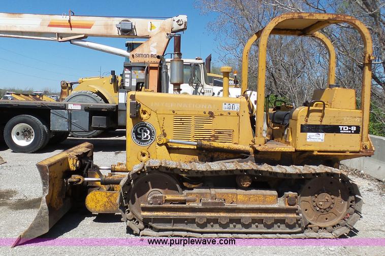 image for item L3162 International TD-8 Series E dozer