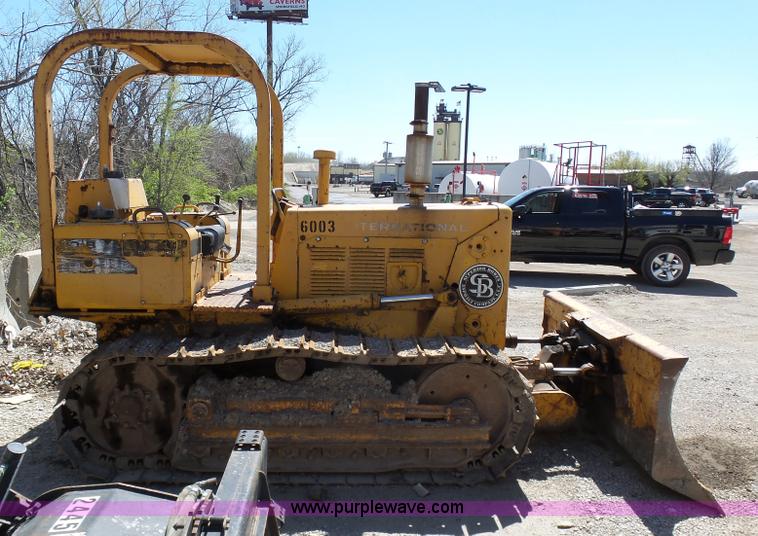 image for item L3162 International TD-8 Series E dozer