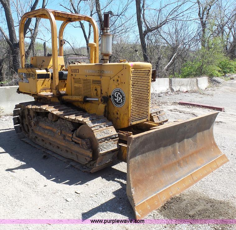 image for item L3162 International TD-8 Series E dozer