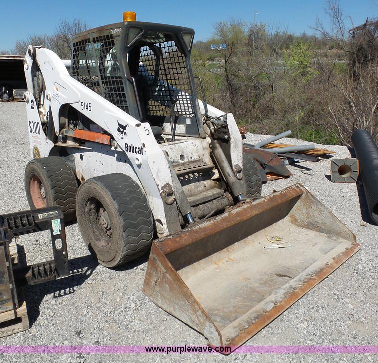 image for item L3163 2004 Bobcat S300 skid steer