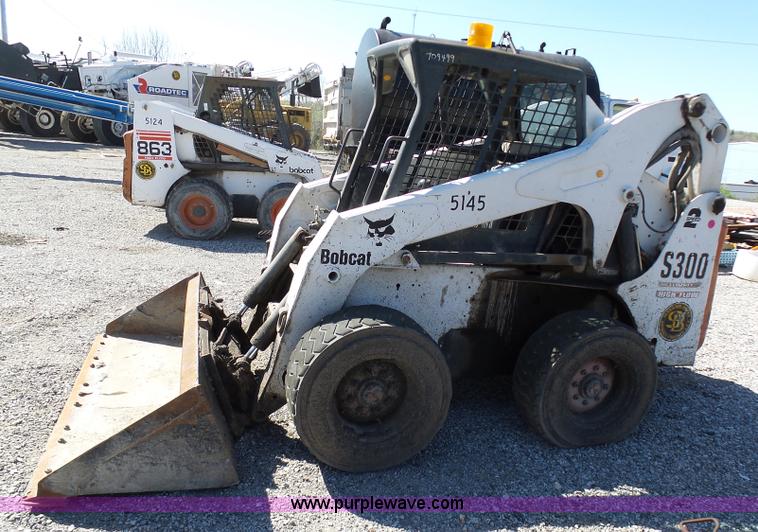 image for item L3163 2004 Bobcat S300 skid steer