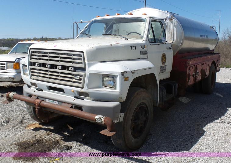 image for item L3167 1987 Ford F800 water truck