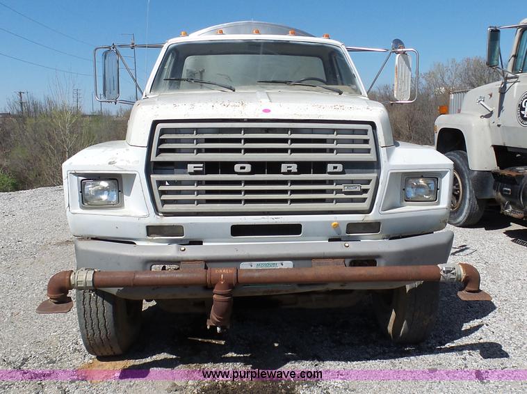 image for item L3167 1987 Ford F800 water truck