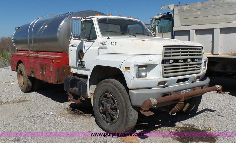 image for item L3167 1987 Ford F800 water truck