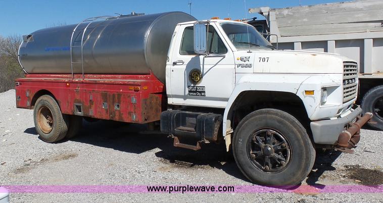 image for item L3167 1987 Ford F800 water truck