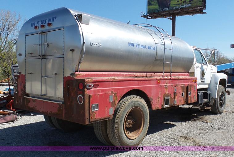 image for item L3167 1987 Ford F800 water truck