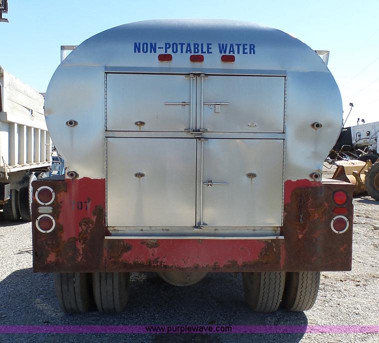 image for item L3167 1987 Ford F800 water truck