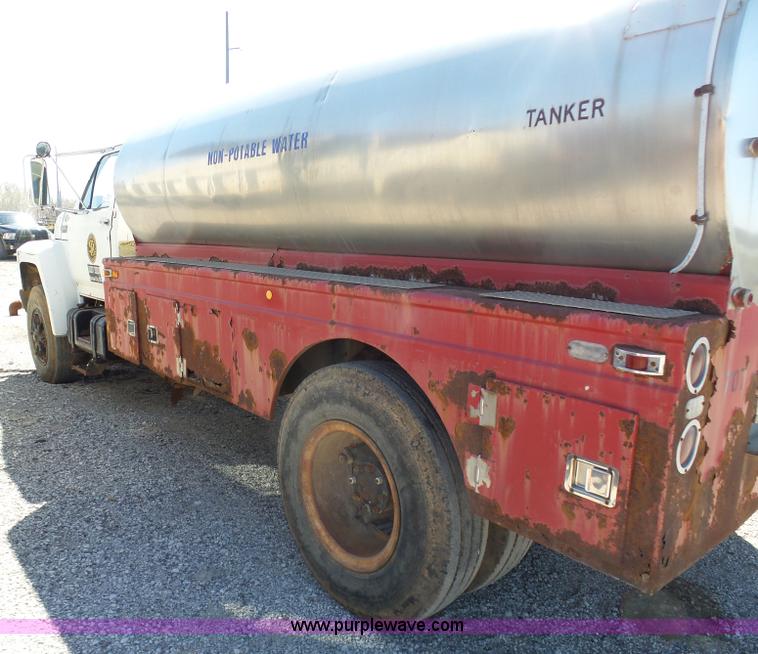 image for item L3167 1987 Ford F800 water truck