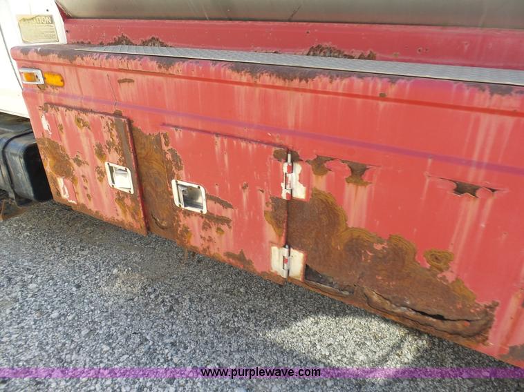 image for item L3167 1987 Ford F800 water truck