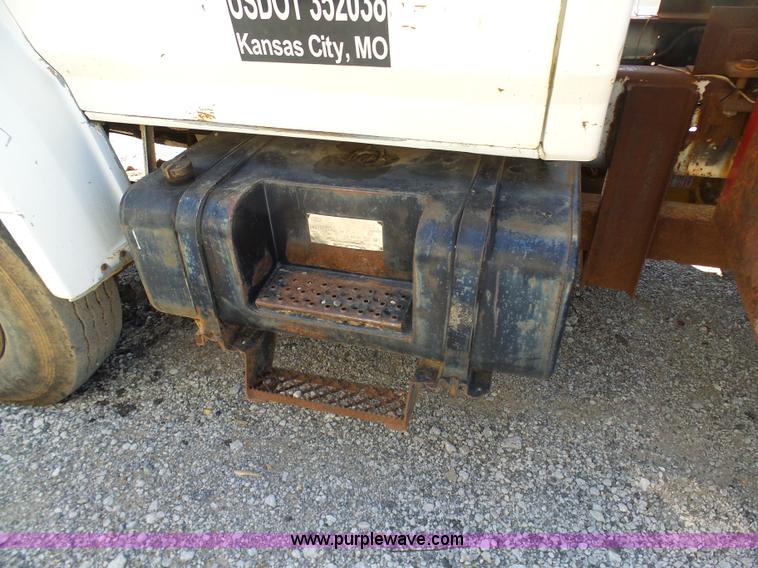 image for item L3167 1987 Ford F800 water truck