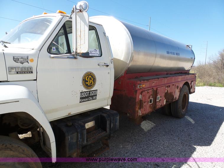 image for item L3167 1987 Ford F800 water truck
