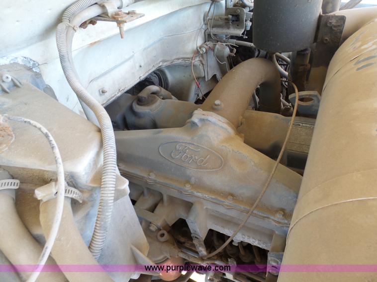 image for item L3167 1987 Ford F800 water truck