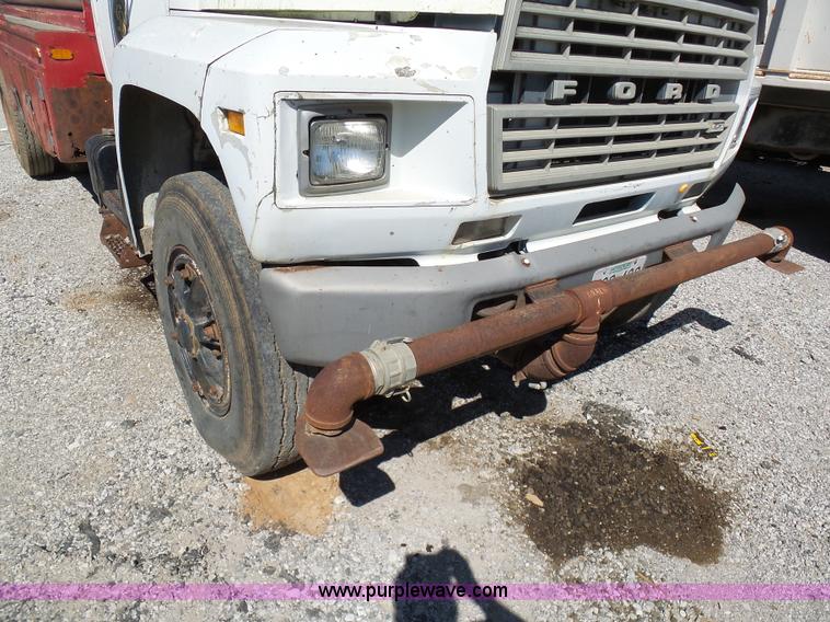 image for item L3167 1987 Ford F800 water truck