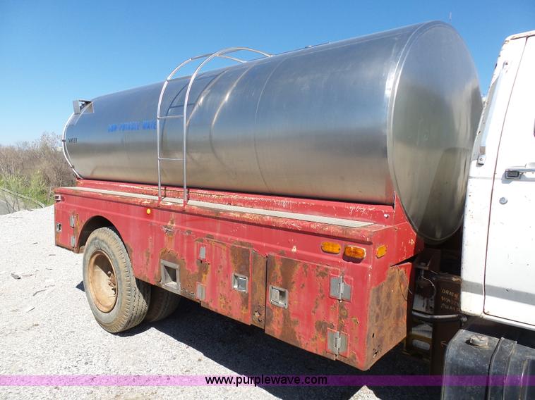 image for item L3167 1987 Ford F800 water truck