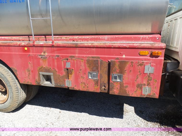 image for item L3167 1987 Ford F800 water truck