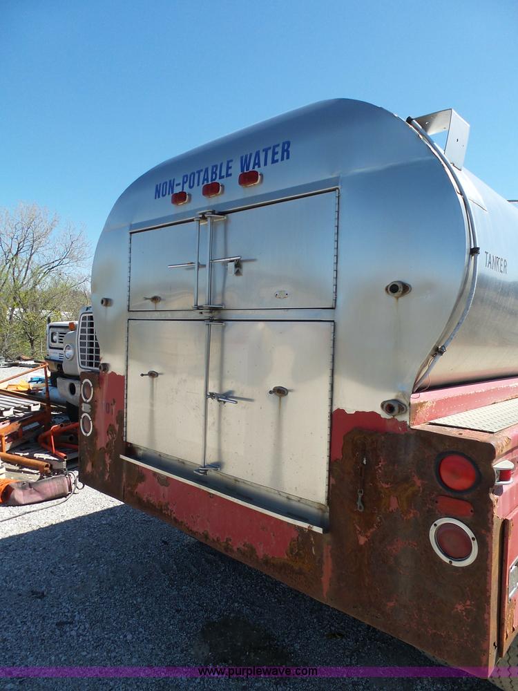 image for item L3167 1987 Ford F800 water truck