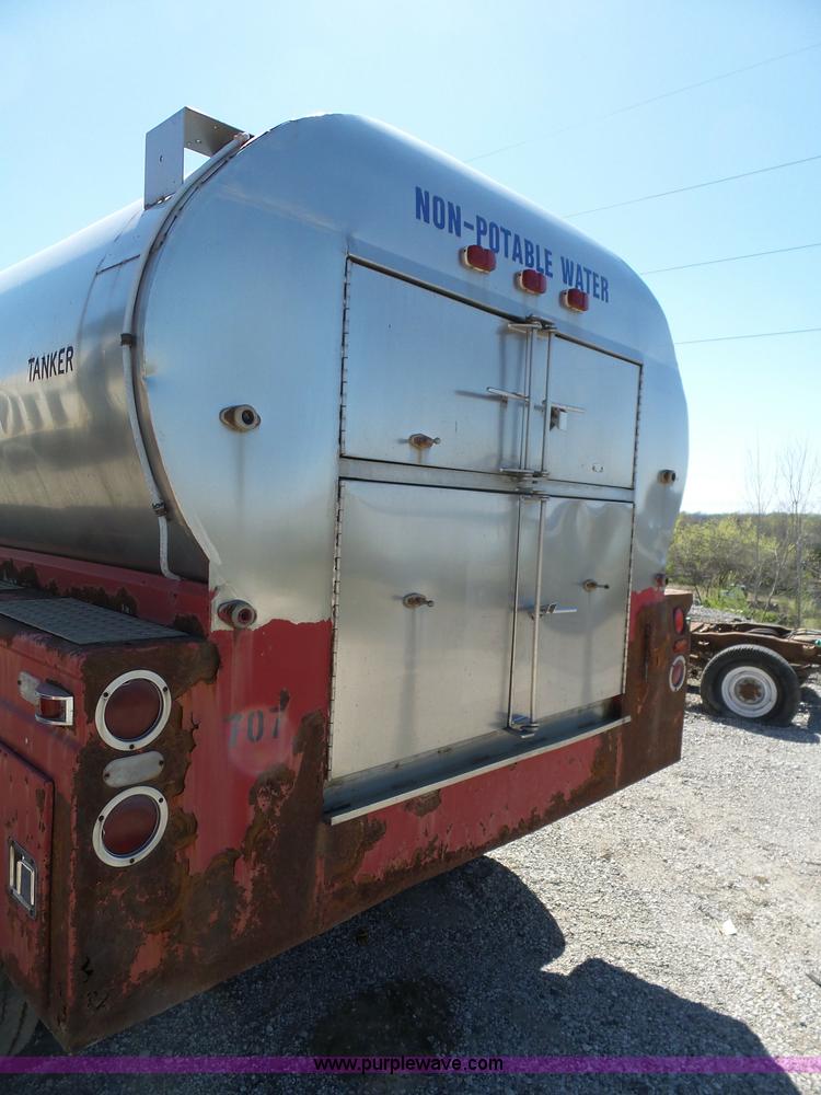 image for item L3167 1987 Ford F800 water truck