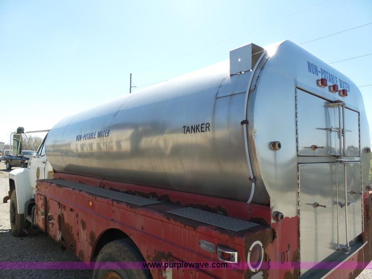 image for item L3167 1987 Ford F800 water truck