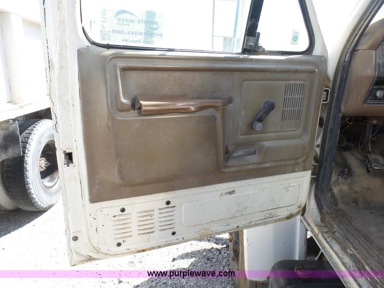 image for item L3167 1987 Ford F800 water truck