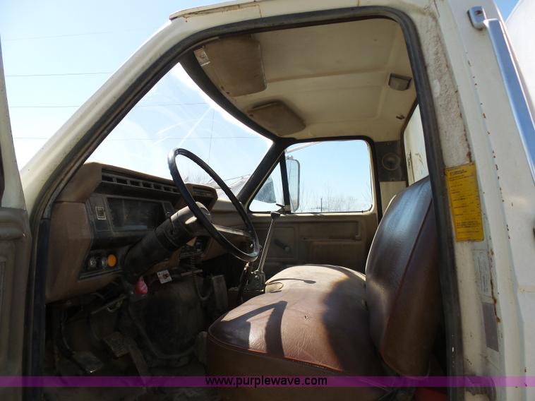 image for item L3167 1987 Ford F800 water truck