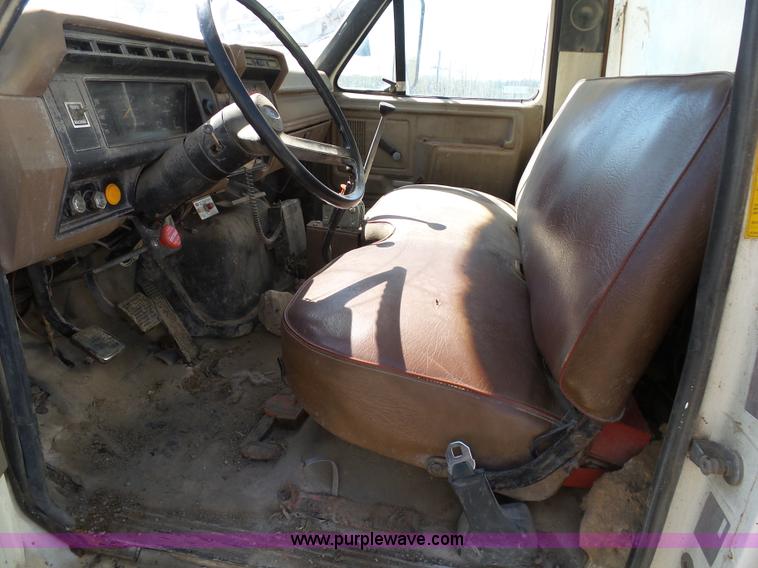image for item L3167 1987 Ford F800 water truck