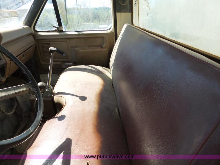 image for item L3167 1987 Ford F800 water truck