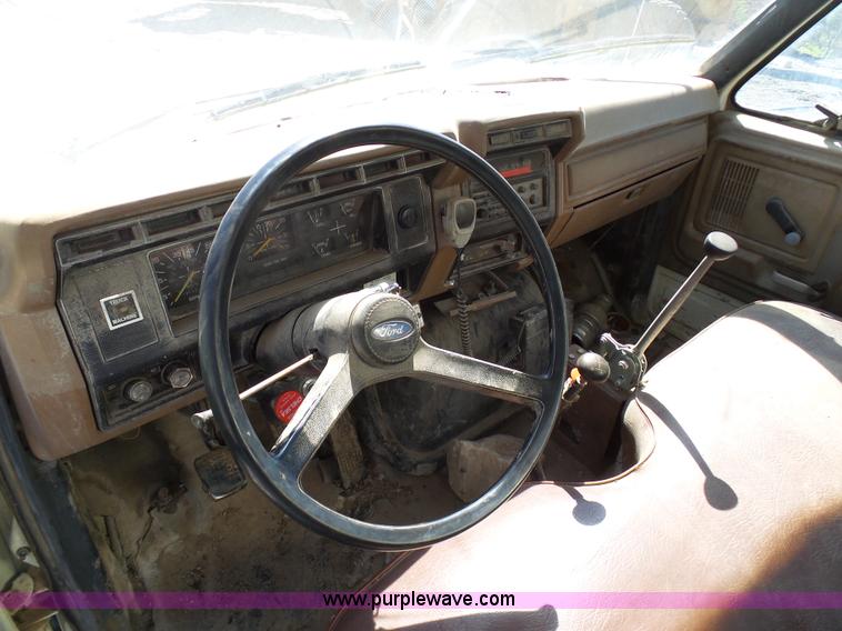 image for item L3167 1987 Ford F800 water truck