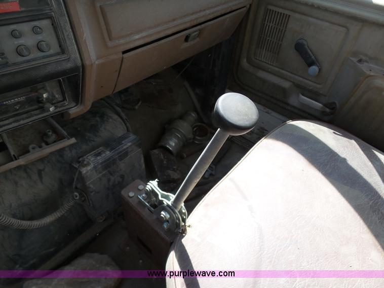 image for item L3167 1987 Ford F800 water truck