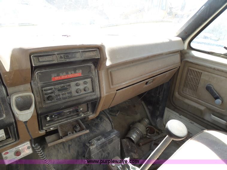 image for item L3167 1987 Ford F800 water truck