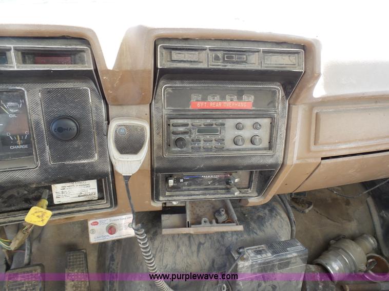 image for item L3167 1987 Ford F800 water truck