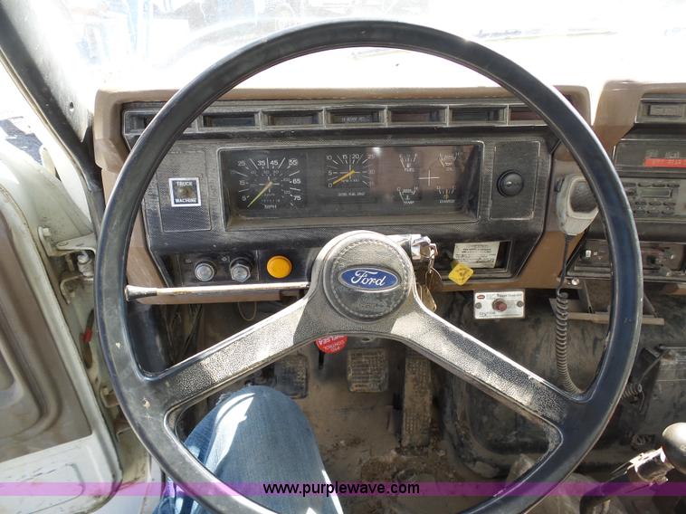 image for item L3167 1987 Ford F800 water truck