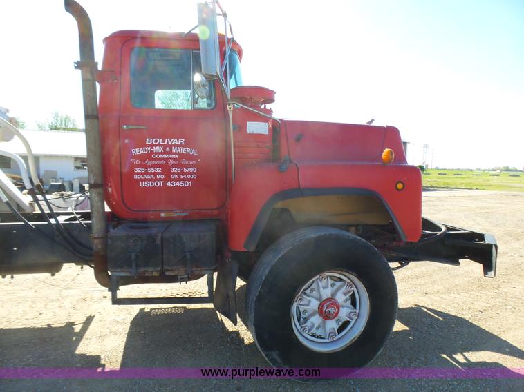 image for item L5495 1998 Mack DM600K mixer truck