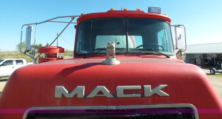 image for item L5495 1998 Mack DM600K mixer truck
