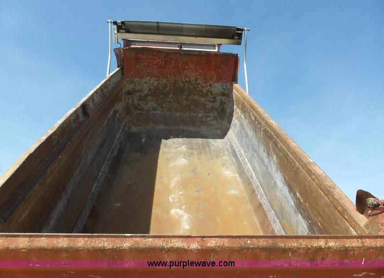 image for item L5699 2005 Sterling L8500 dump truck