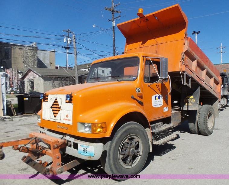 image for item L6005 1993 International 4900 dump truck