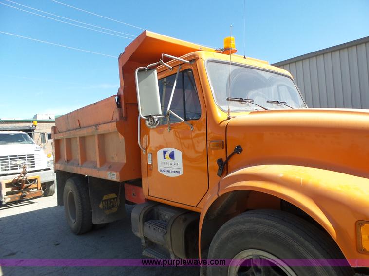 image for item L6005 1993 International 4900 dump truck