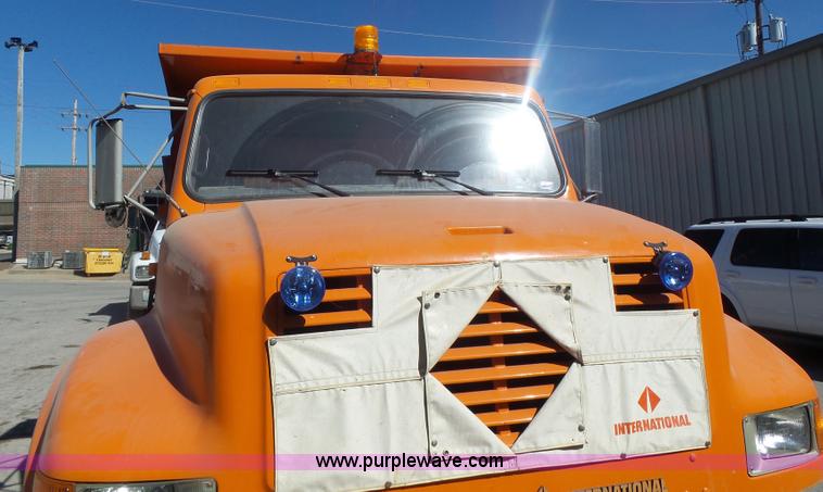 image for item L6005 1993 International 4900 dump truck