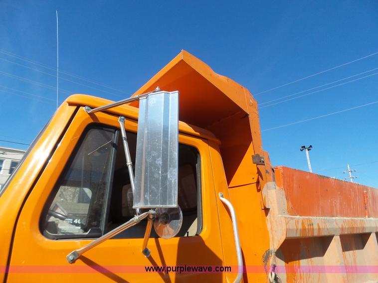 image for item L6005 1993 International 4900 dump truck