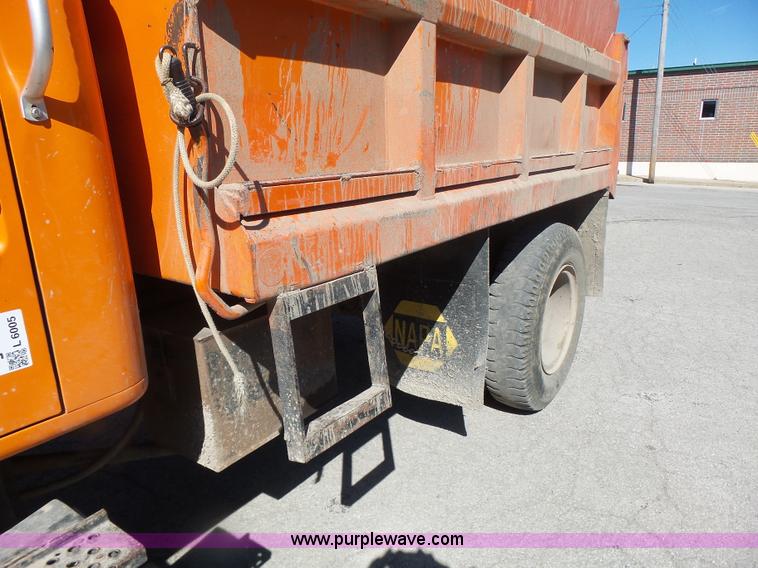 image for item L6005 1993 International 4900 dump truck