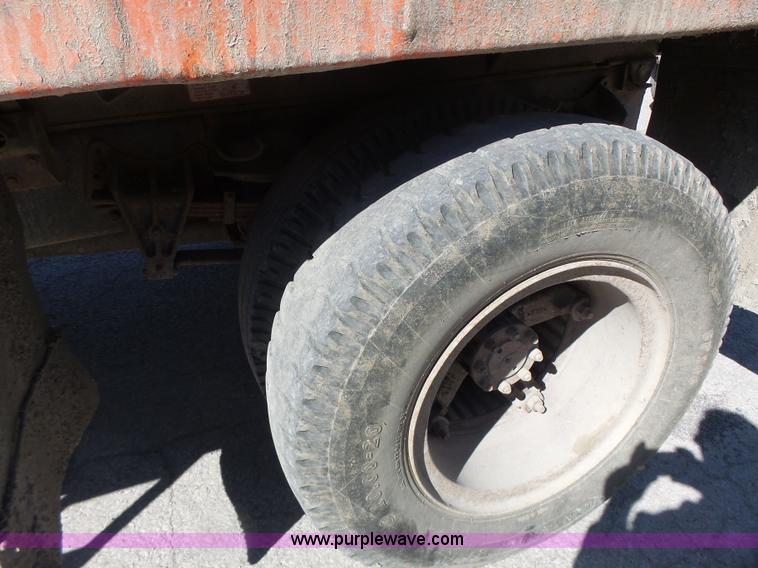 image for item L6005 1993 International 4900 dump truck