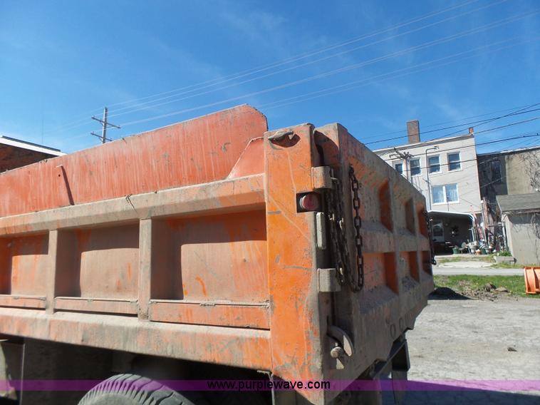 image for item L6005 1993 International 4900 dump truck