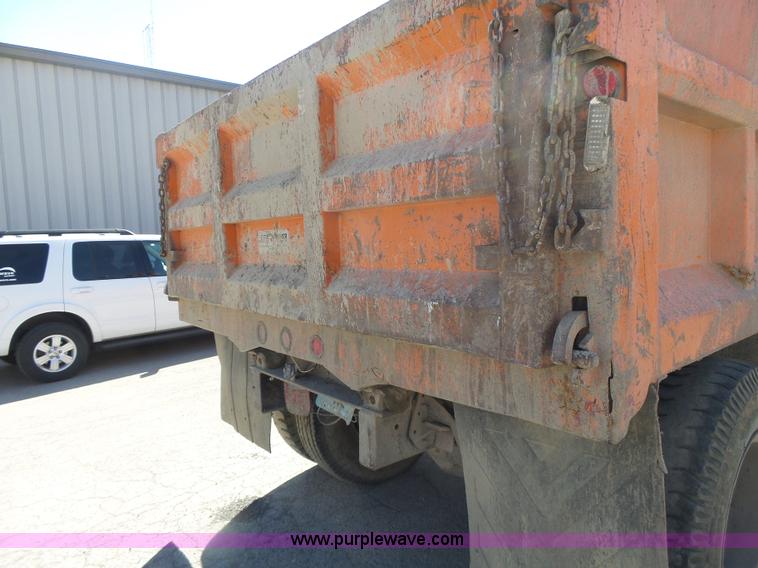 image for item L6005 1993 International 4900 dump truck