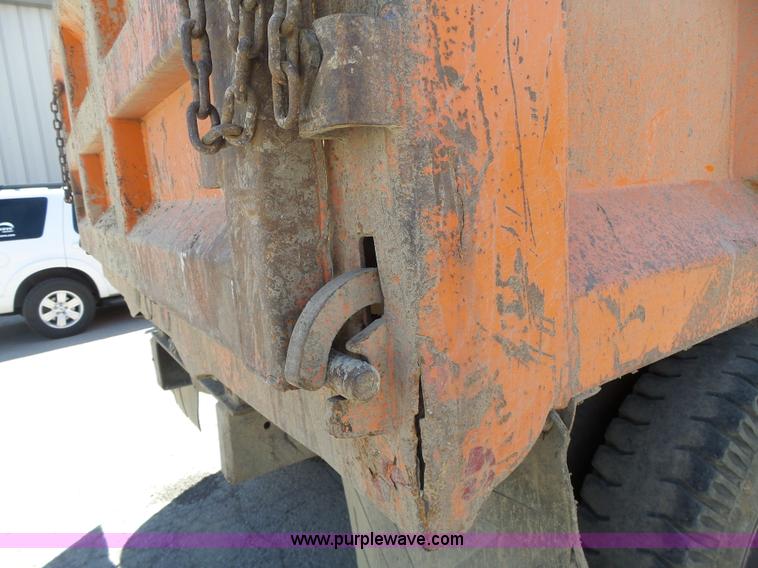 image for item L6005 1993 International 4900 dump truck