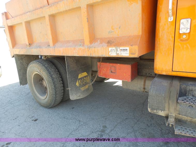 image for item L6005 1993 International 4900 dump truck