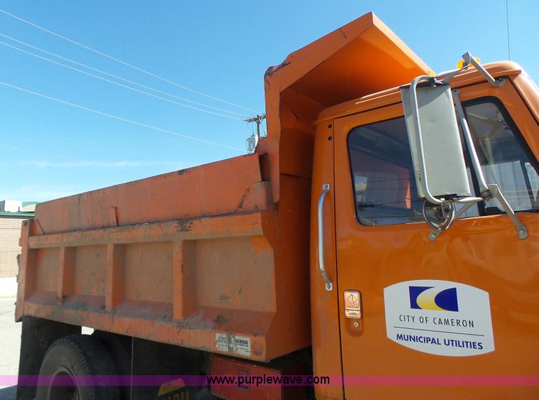 image for item L6005 1993 International 4900 dump truck