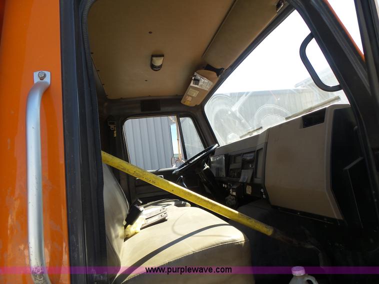 image for item L6005 1993 International 4900 dump truck