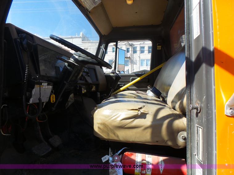 image for item L6005 1993 International 4900 dump truck