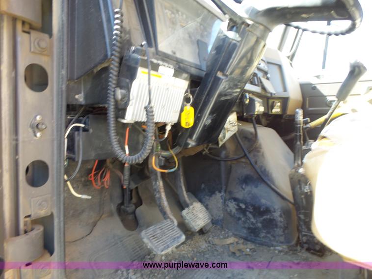 image for item L6005 1993 International 4900 dump truck