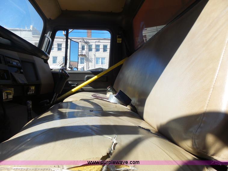 image for item L6005 1993 International 4900 dump truck